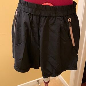 Titika Shorts with contrasting zipper pockets